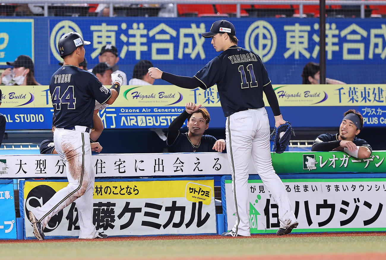 5回表オリックス1死一、三塁遊ゴロで先制し生還する頓宮（左）とグータッチを交わす山崎福（撮影・垰建太）