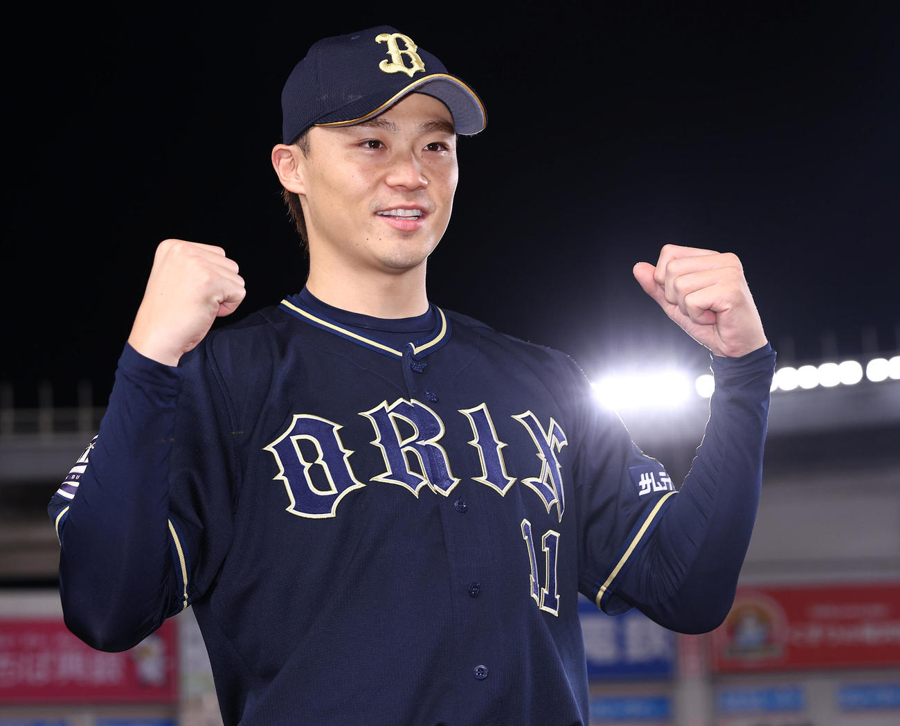 ロッテに勝利しヒーローのオリックス山崎福也はガッツポーズする（撮影・垰建太）