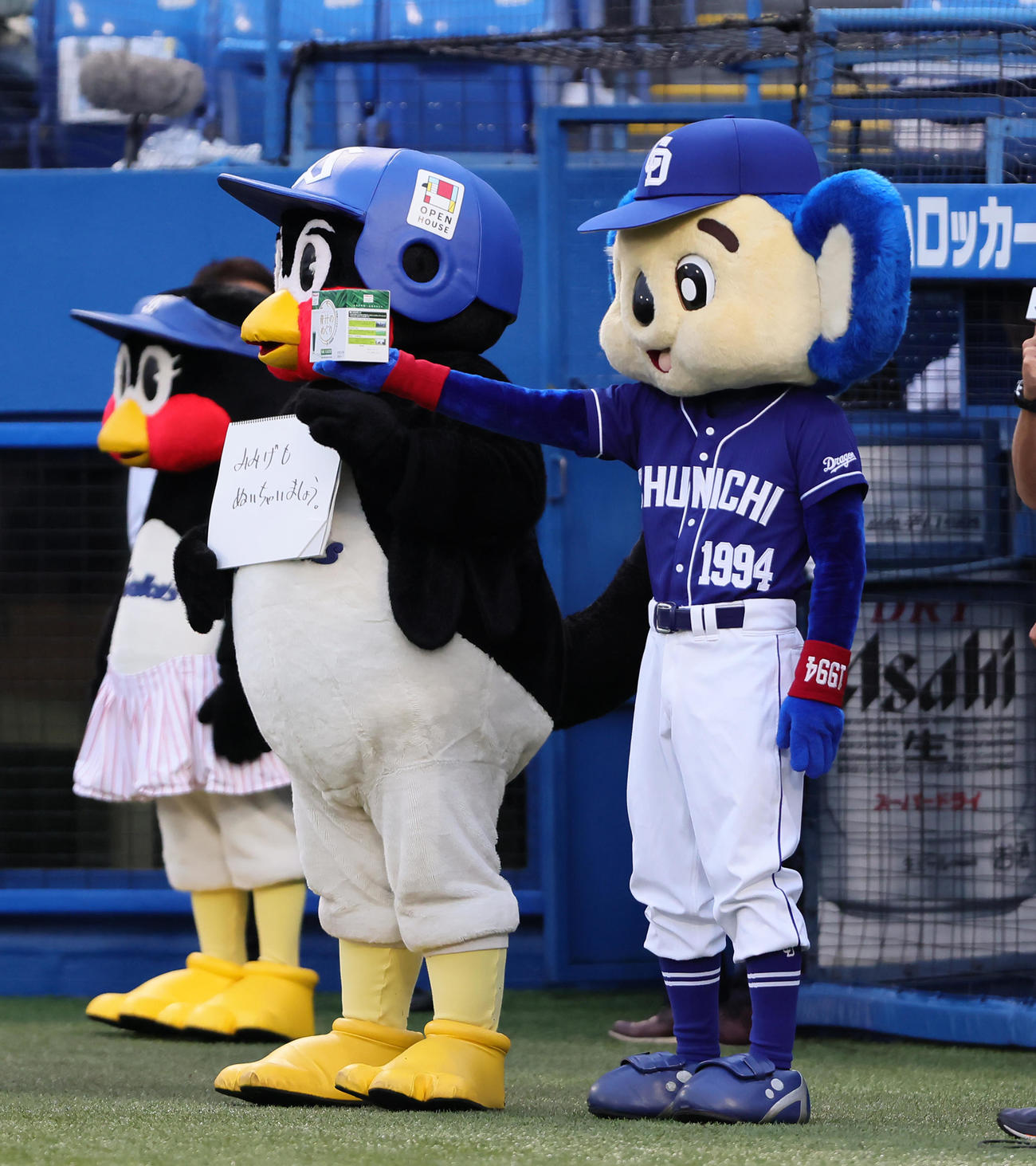 試合前、交流するつば九郎（左）とドアラ（撮影・足立雅史）