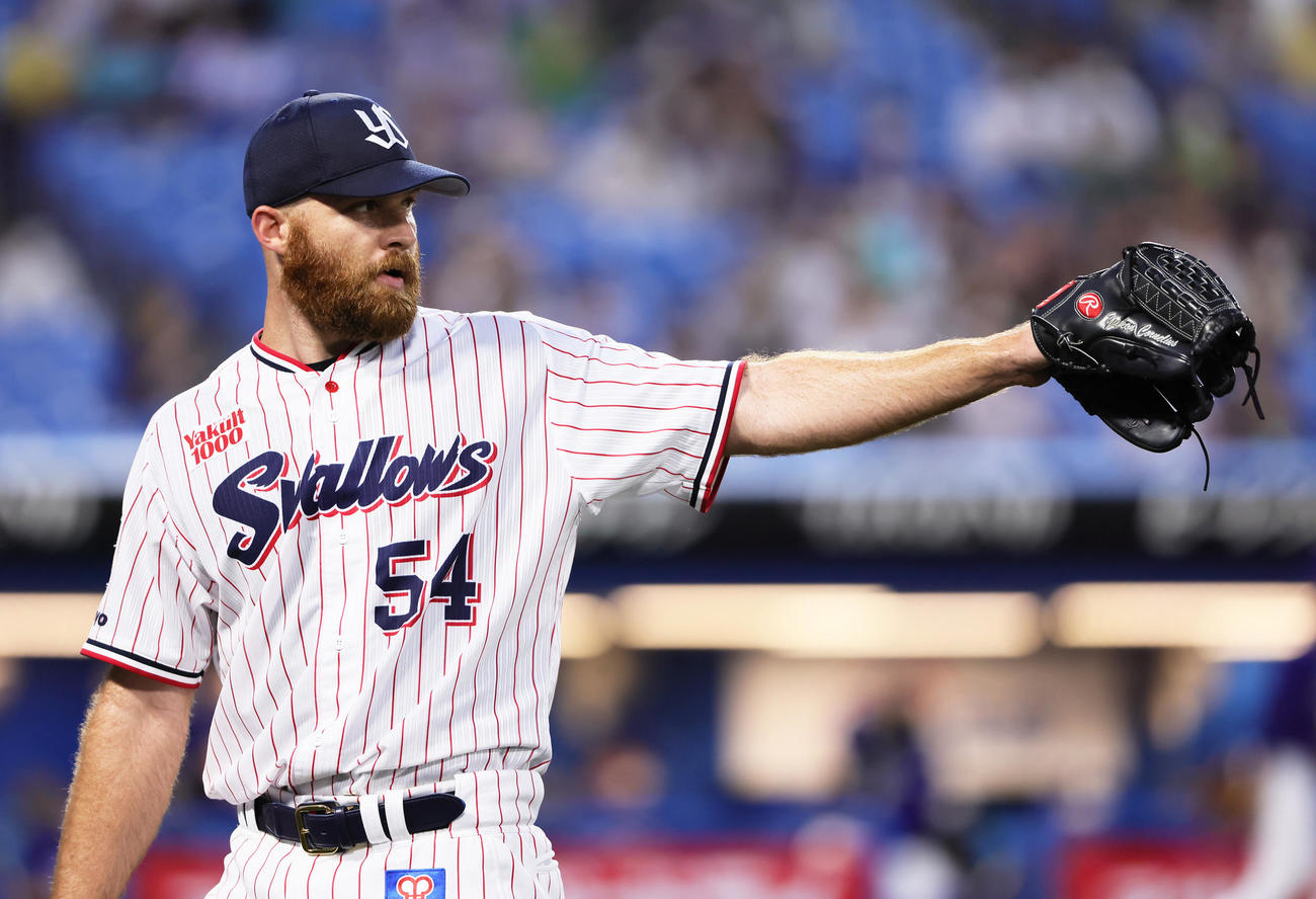 ヤクルト対中日　初回を3者凡退に抑えたヤクルトのサイスニード（撮影・足立雅史）