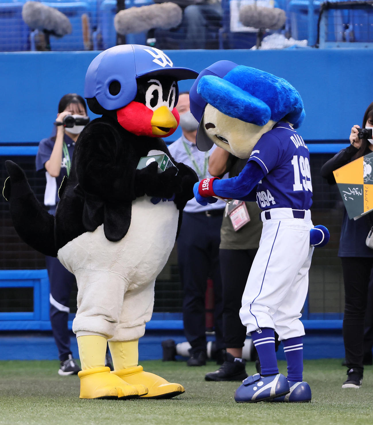 試合前、交流するつば九郎（左）とドアラ（撮影・足立雅史）