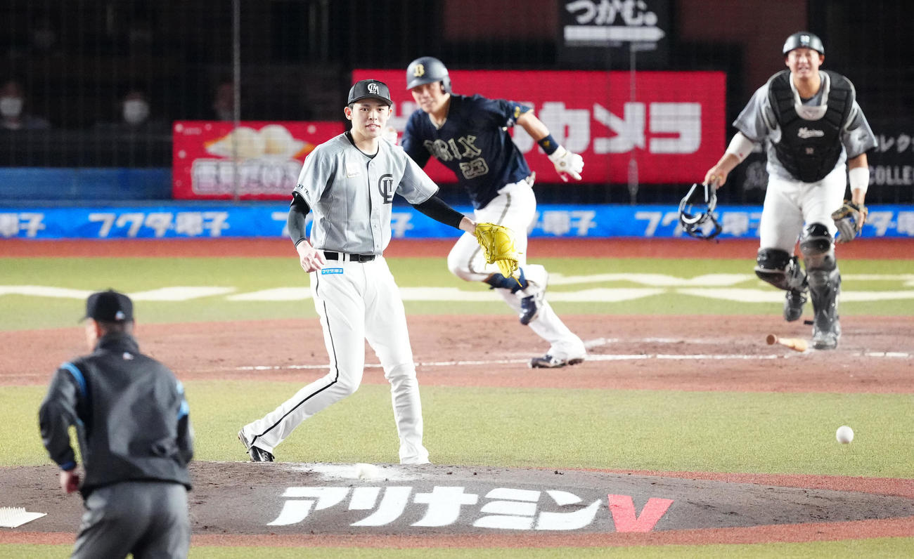 ロッテ対オリックス　5回表オリックス1死一、三塁、伏見（後方左）の遊ゴロの間に先制点を許す佐々木朗（撮影・江口和貴）