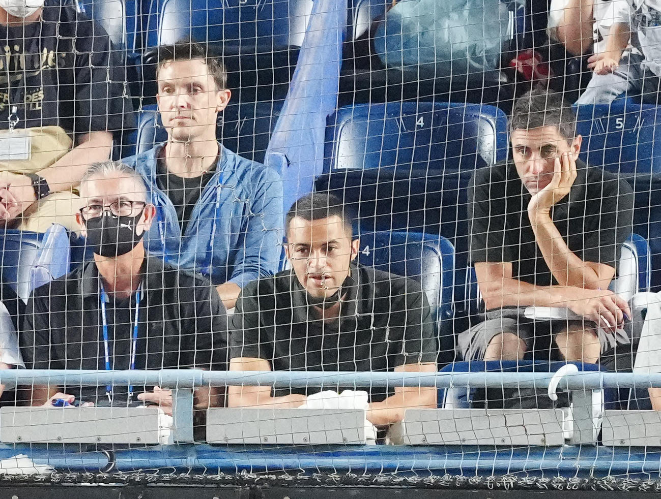 ロッテ－オリックス戦を視察する大リーグのスカウト陣（撮影・江口和貴）