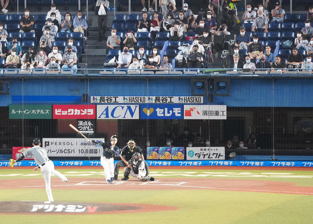 ロッテ－オリックス戦を視察する大リーグのスカウト陣（撮影・江口和貴）