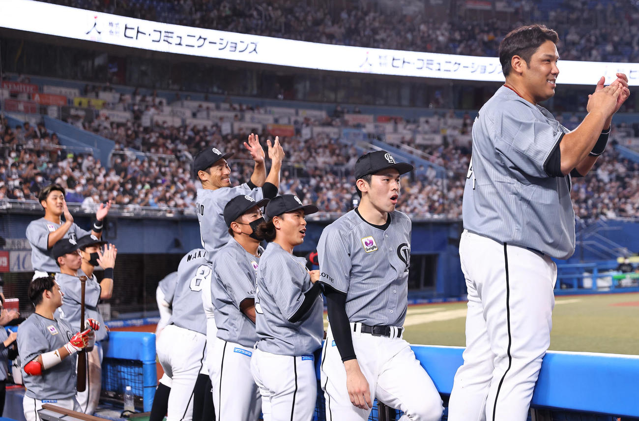 ロッテ対オリックス　9回表の登板を終えベンチから声を出し盛り上げるロッテ佐々木朗（右から2人目）（撮影・垰建太）