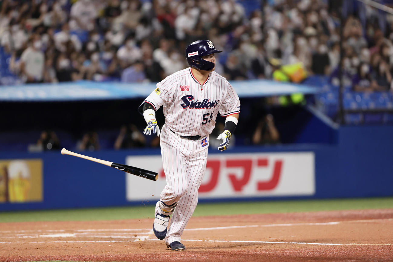 ヤクルト対中日　3回裏ヤクルト1死一、三塁、村上はシーズン50号となる右越え3点本塁打を放つ（撮影・足立雅史）