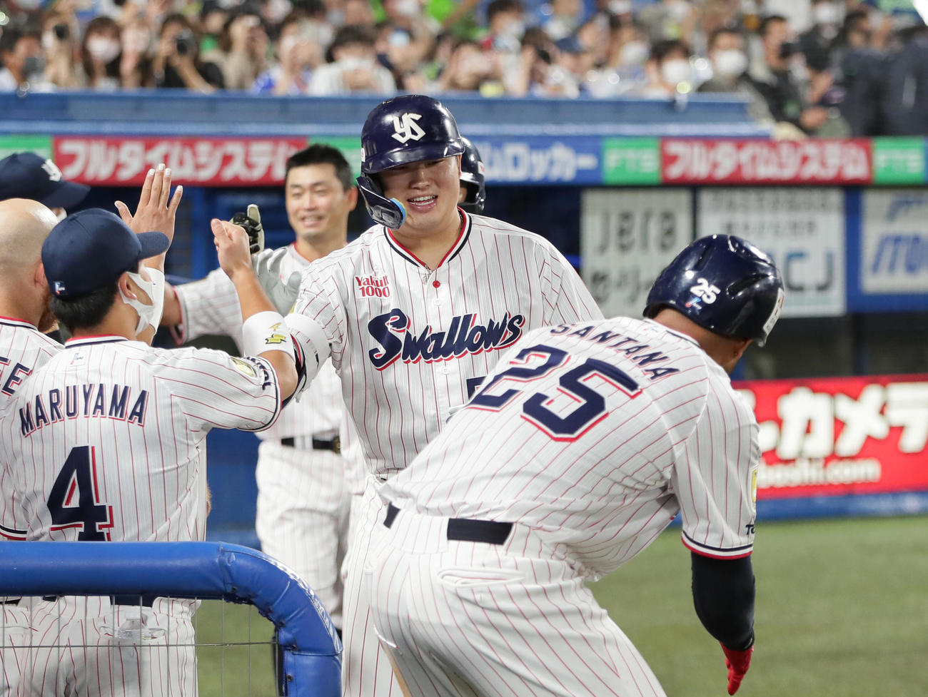 ヤクルト対中日　3回裏ヤクルト1死一、三塁、村上（中央）はシーズン50号となる右越え3点本塁打を放ちタッチを交わす（撮影・足立雅史）