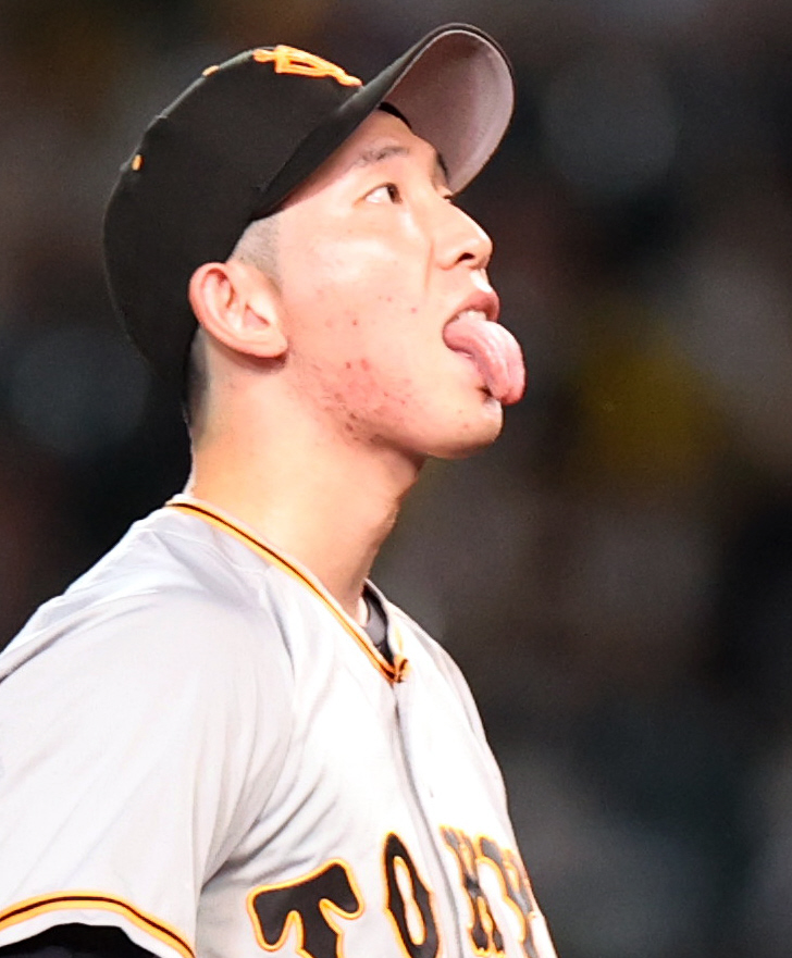 阪神対巨人　2回裏、大きく舌を出す巨人先発の戸郷（撮影・狩俣裕三）