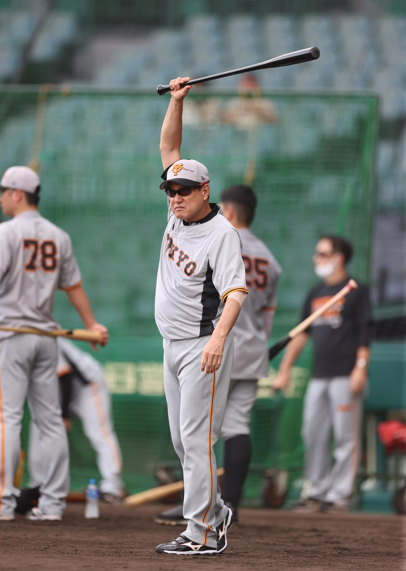 阪神対巨人　試合前の練習でバットを振りかざす原監督（撮影・狩俣裕三）