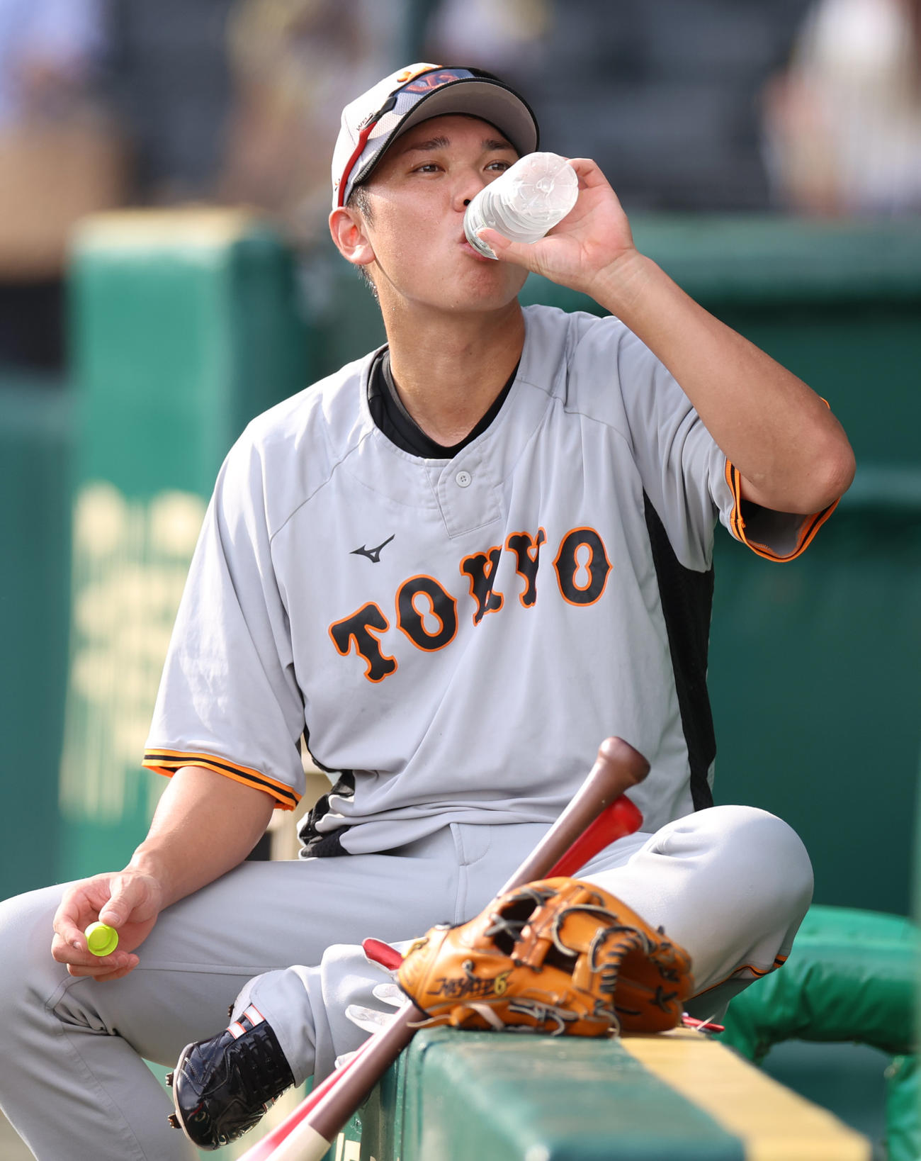 阪神対巨人　試合前の練習で水分をとる坂本（撮影・狩俣裕三）