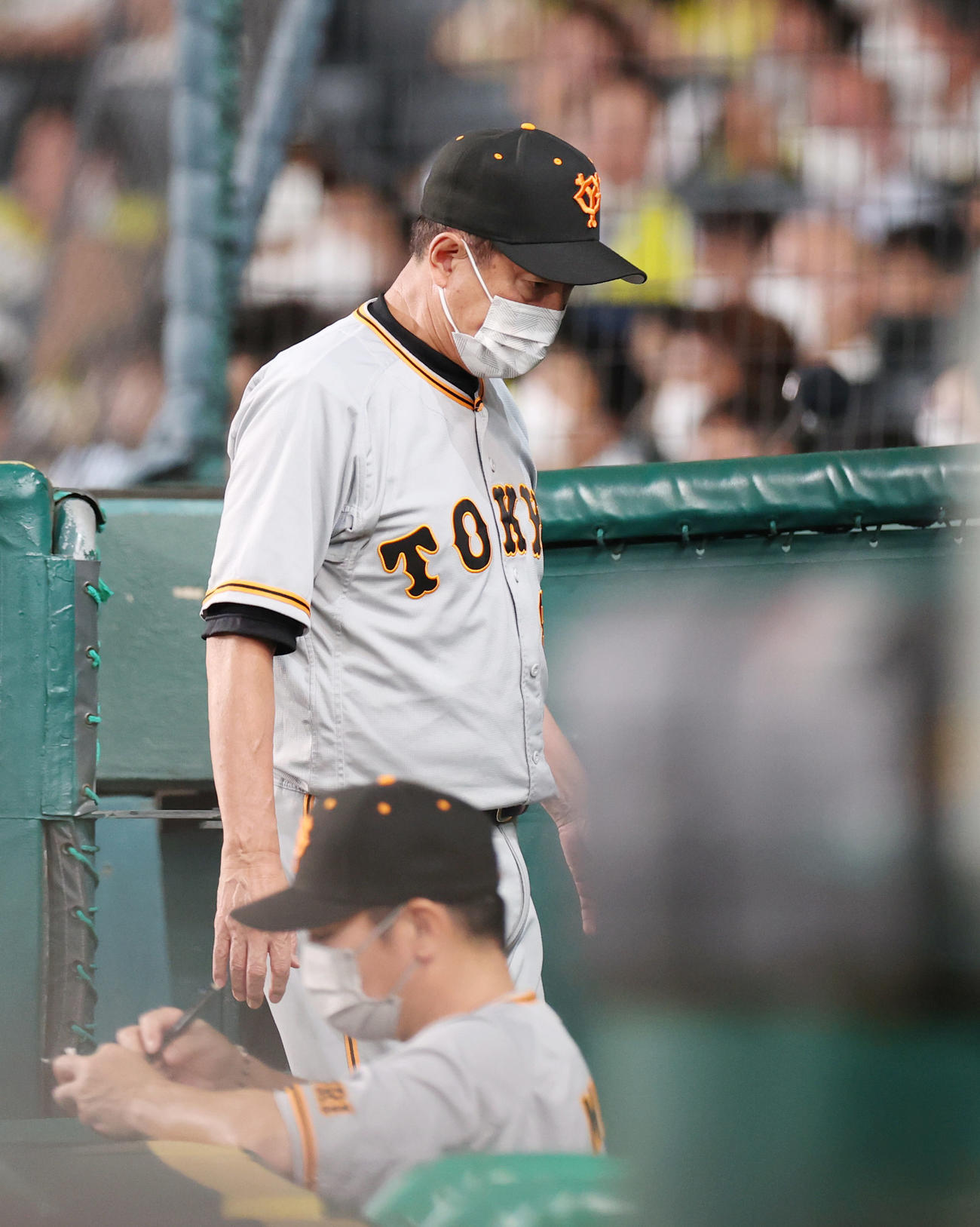 阪神対巨人　8回表を終え、選手の交代を告げ、ベンチに戻る原監督（撮影・狩俣裕三）