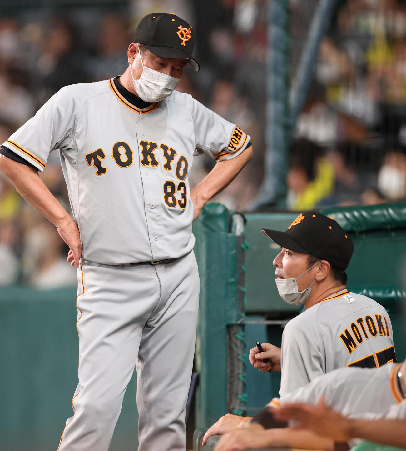 阪神対巨人　9回表を終え、元木ヘッド兼オフェンスチーフコーチ（右）と話し合う原監督（撮影・狩俣裕三）