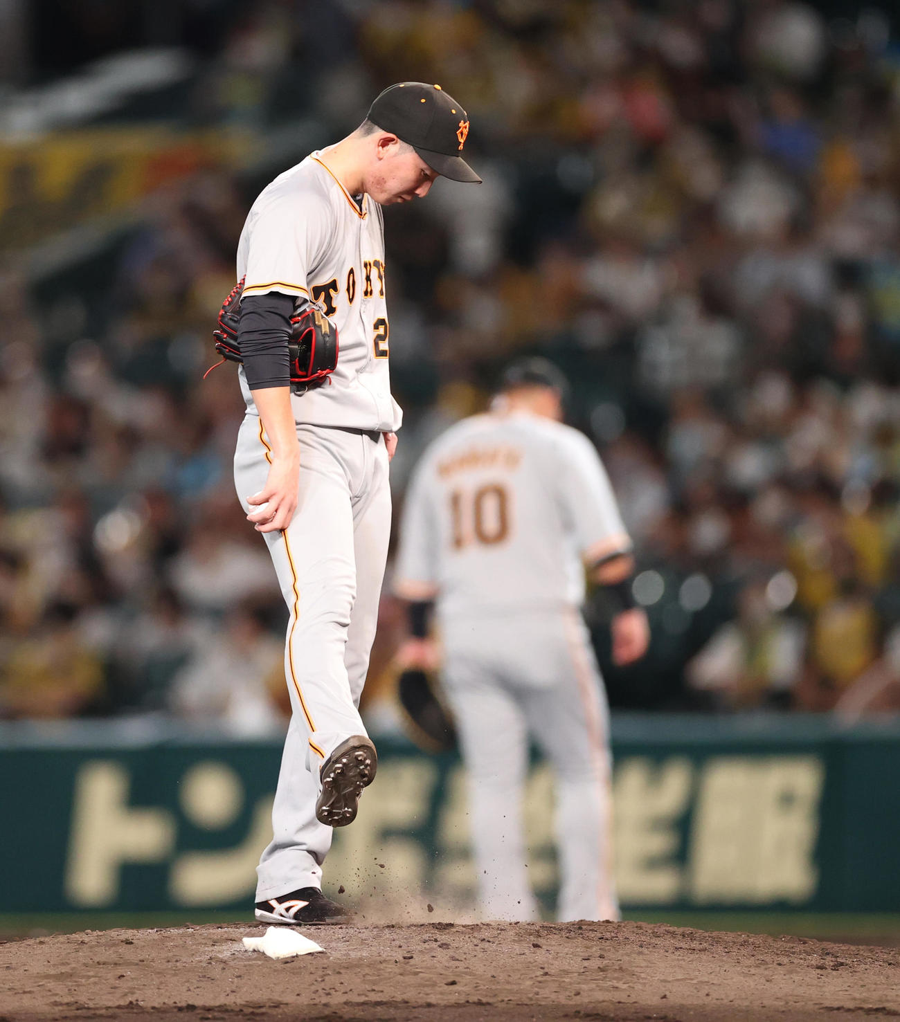 阪神対巨人　8回裏阪神1死二塁、近本に先制適時二塁打を打たれ、ぶぜんとする戸郷（撮影・狩俣裕三）