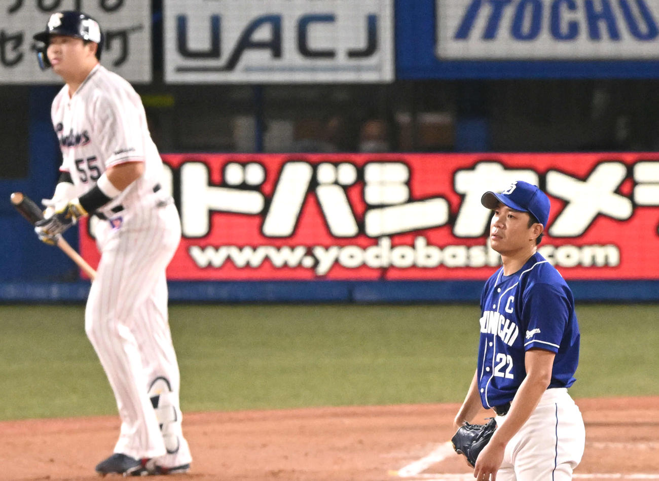 3回裏ヤクルト1死一、三塁、村上に3点本塁打を許した大野雄（撮影・滝沢徹郎）　