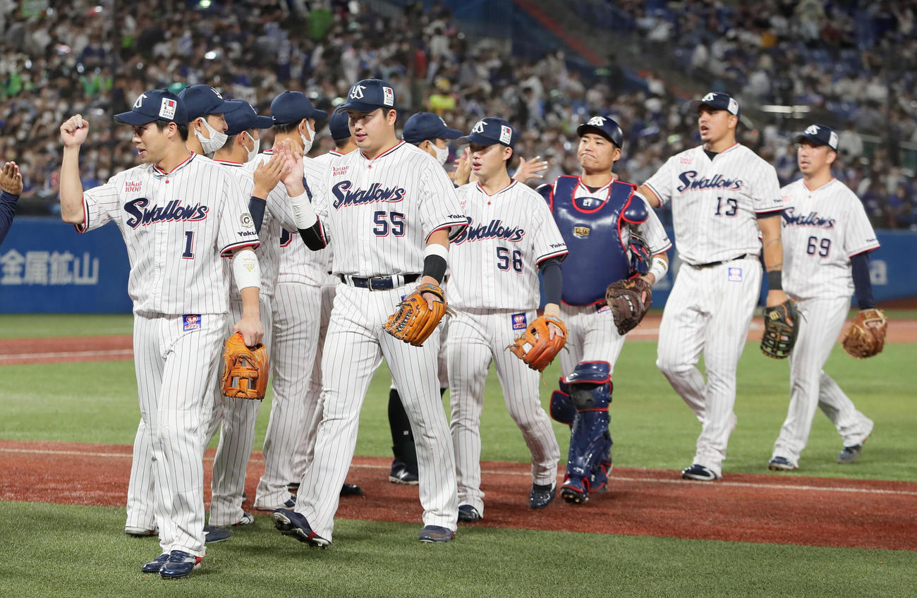 ヤクルト対中日　勝利しタッチを交わすヤクルト村上（手前左から2人目）ら（撮影・足立雅史）