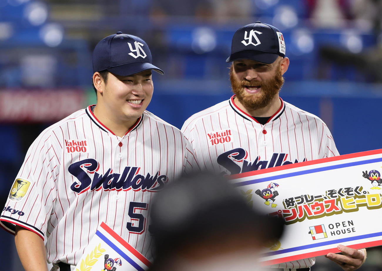 ヤクルト対中日　シーズン50号本塁打を達成したヤクルト村上（左）はサイスニードと笑顔を見せる（撮影・足立雅史）