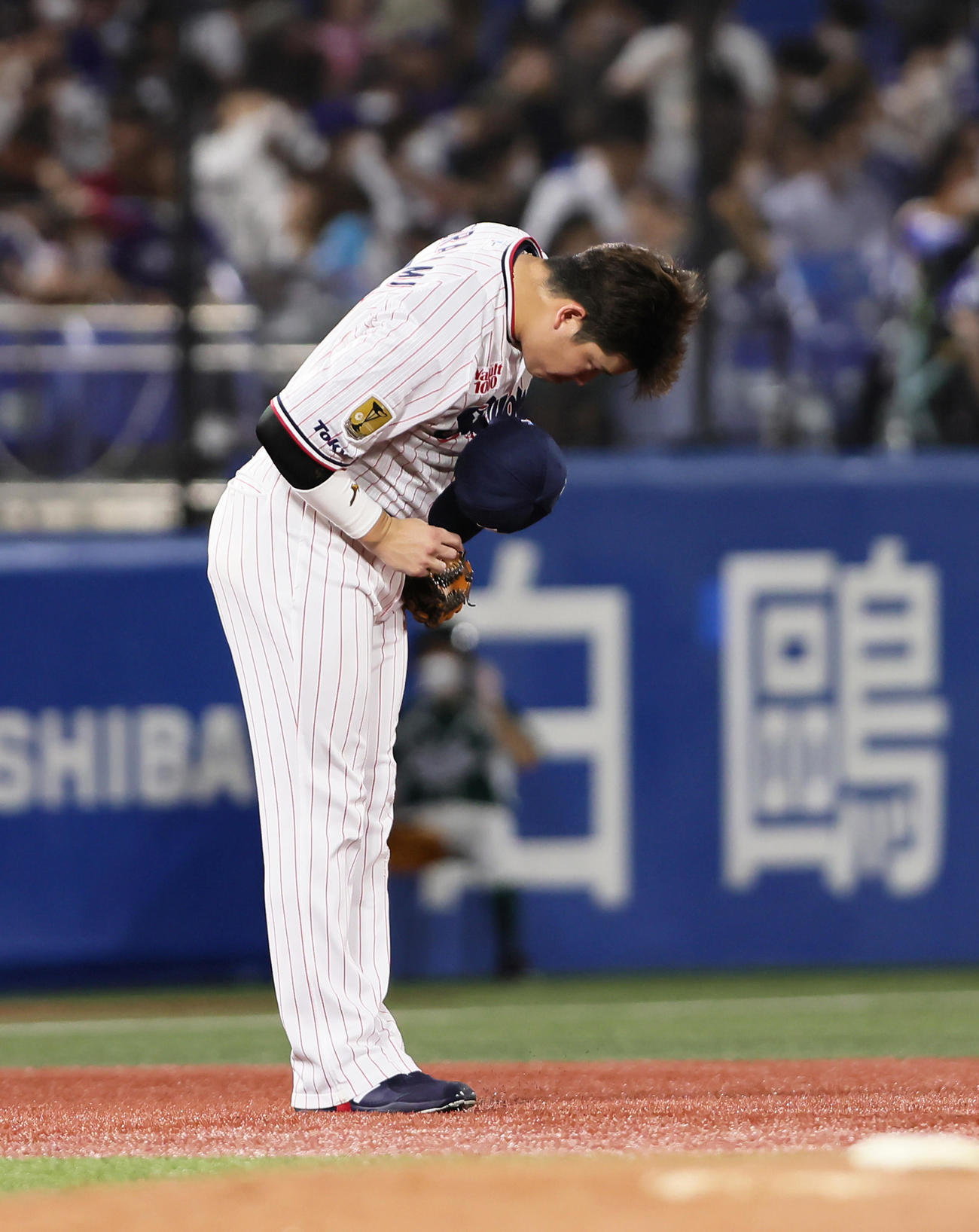 ヤクルト対中日　3回裏にシーズン50号本塁打を放ったヤクルト村上はファンの拍手に一礼（撮影・足立雅史）