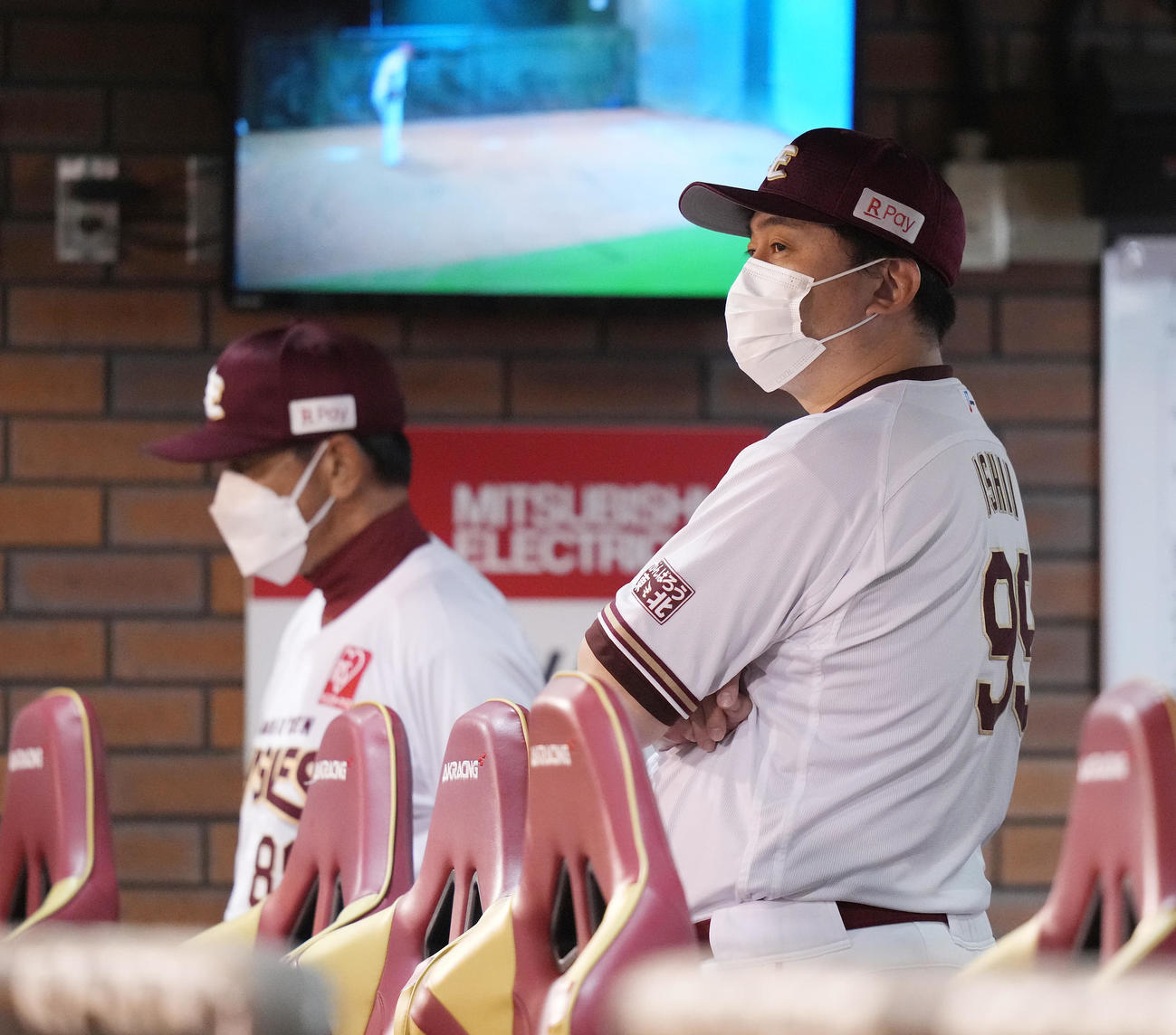 楽天対日本ハム　ベンチで浮かない表情の楽天石井GM兼監督（右）（撮影・鈴木みどり）
