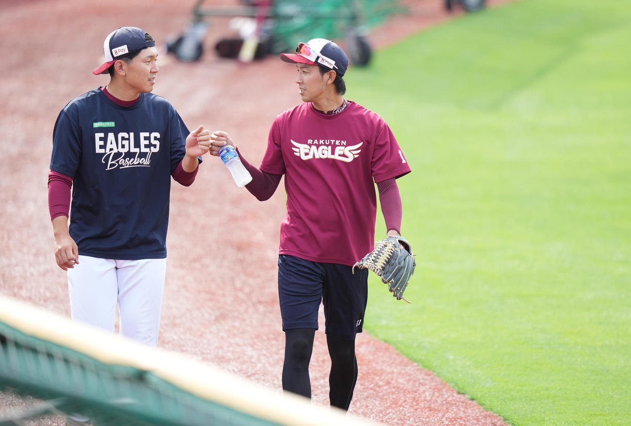 楽天対日本ハム　試合前練習を終えた楽天岸（右）は西口とタッチを交わす（撮影・鈴木みどり）