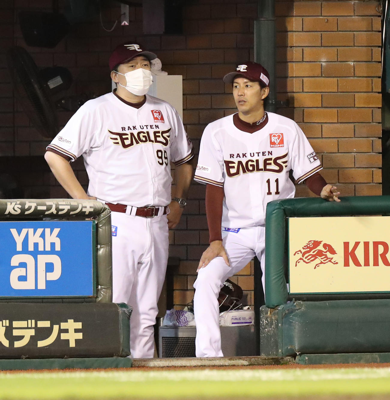 楽天対日本ハム　ベンチで会話する石井GM兼監督（左）と岸（撮影・佐藤翔太）