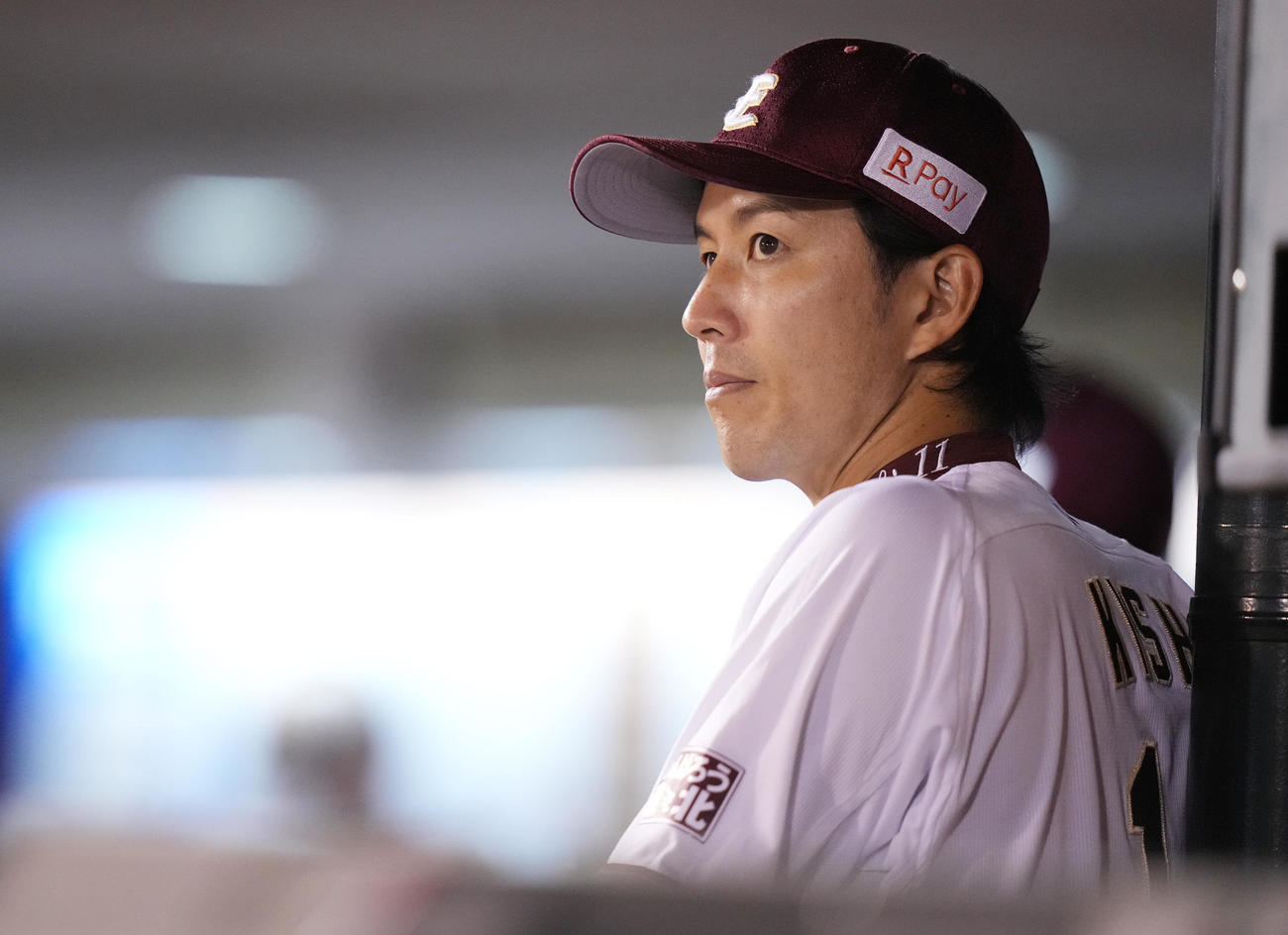 楽天対日本ハム　ベンチで浮かない表情の楽天岸（撮影・鈴木みどり）