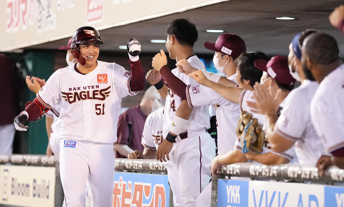 楽天対日本ハム　3回裏楽天無死、右越えソロ本塁打を放った小郷はナインと笑顔でハイタッチ（撮影・鈴木みどり）
