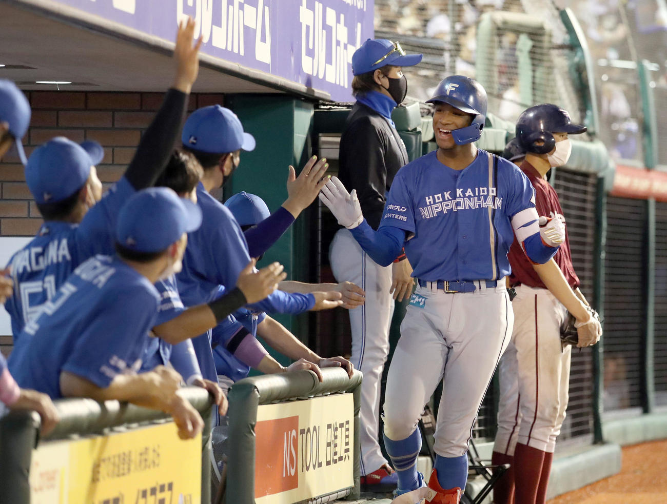 楽天対日本ハム　5回表日本ハム1死、万波は勝ち越しとなる左越え本塁打を放ちナインに出迎えられる（撮影・佐藤翔太）