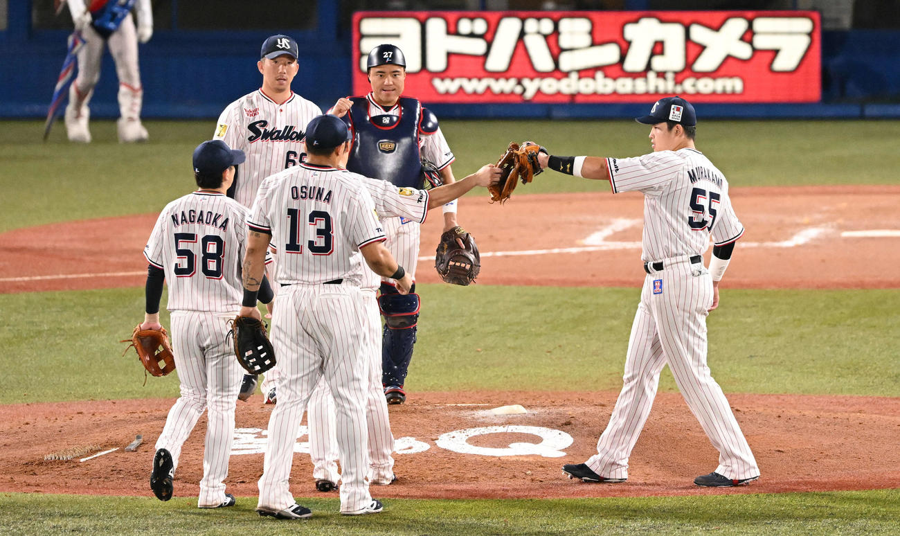 ヤクルト対中日　試合に勝利しナインとタッチを交わすヤクルト村上（右）（撮影・滝沢徹郎）　