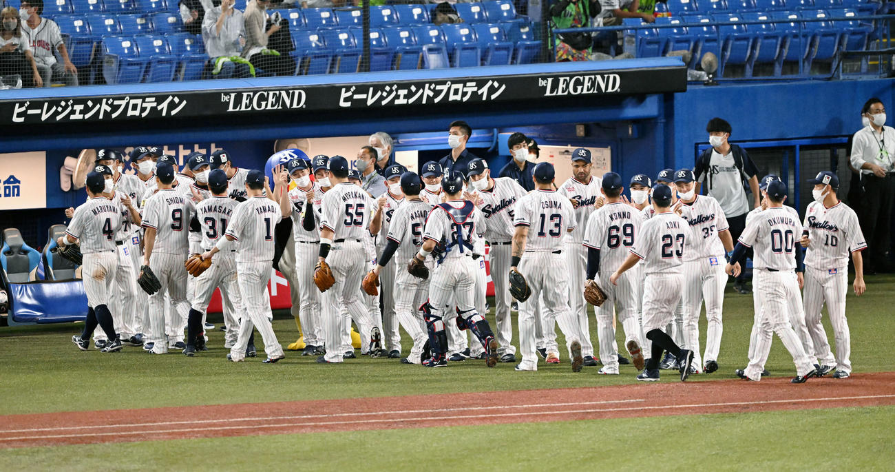 ヤクルト対中日　試合に勝利しタッチを交わすヤクルトの選手たち（撮影・滝沢徹郎）　