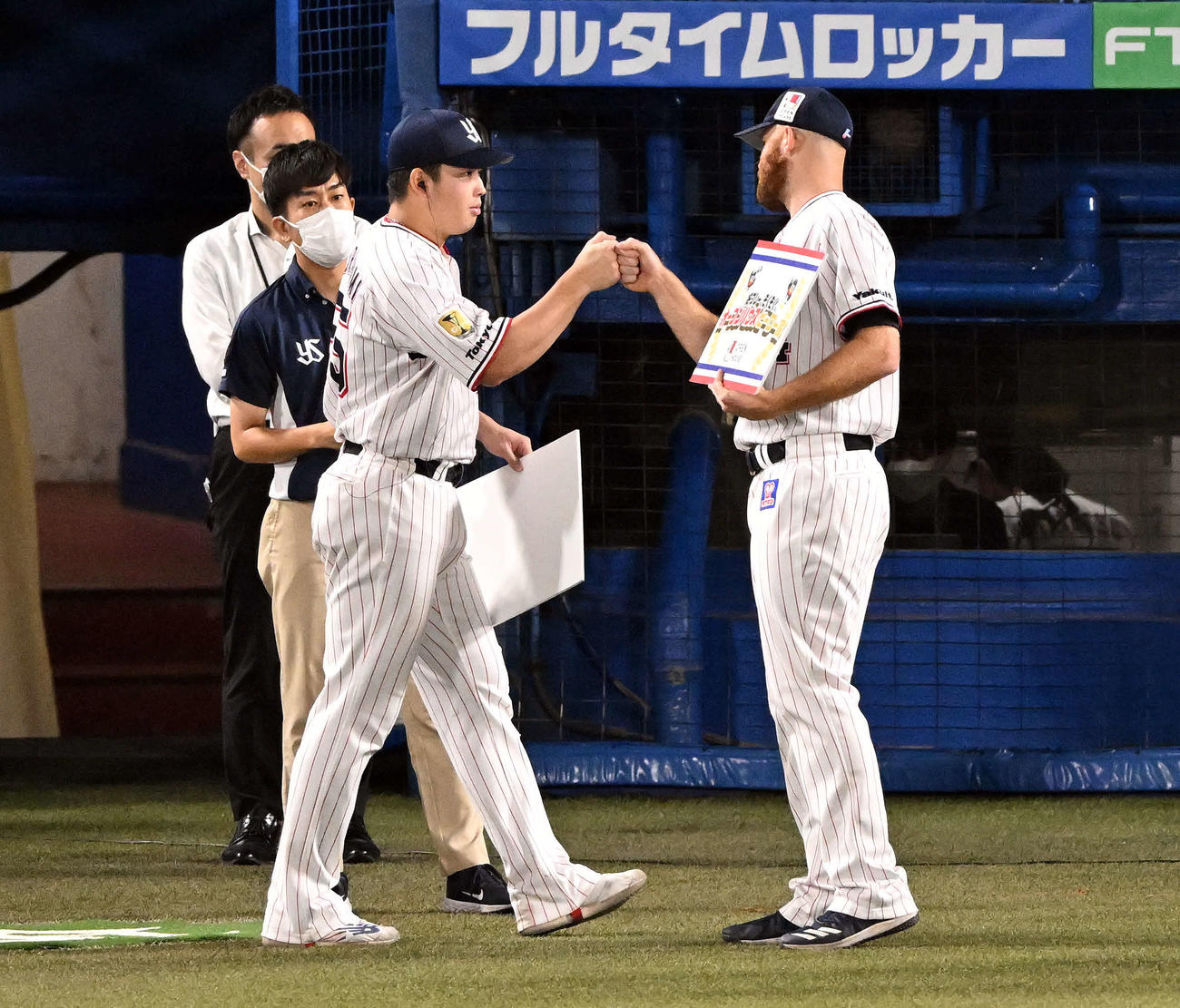 ヤクルト対中日　ヤクルト村上（左）はヒーローインタビューを終えたサイスニードとタッチを交わす（撮影・滝沢徹郎）　