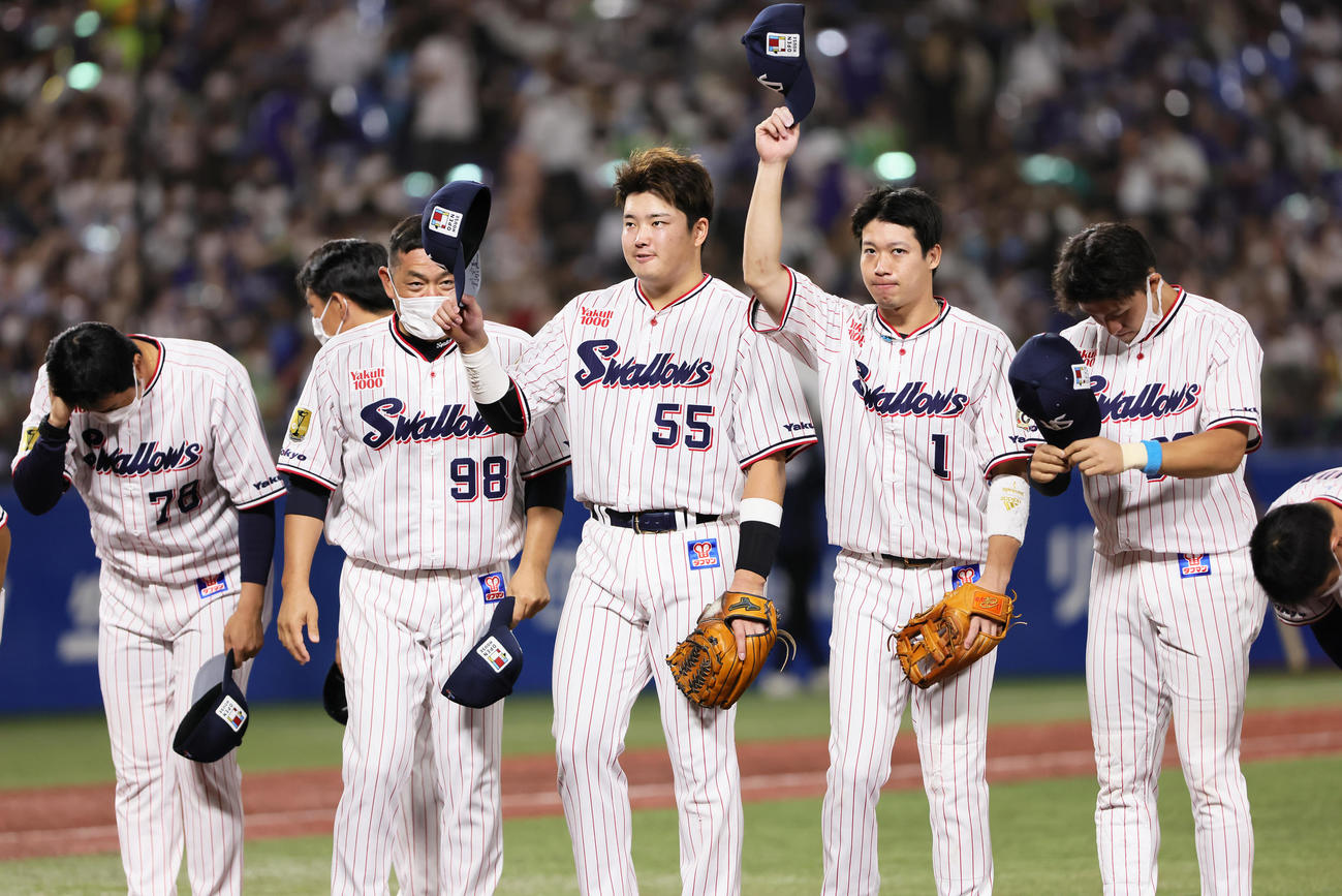 ヤクルト対中日　シーズン50号本塁打を達成したヤクルト村上（中央）はスタンドに帽子を取って応える（撮影・足立雅史）