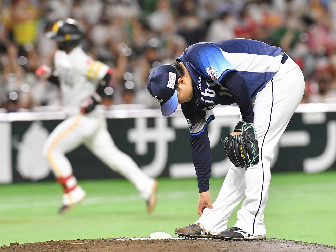 ソフトバンク対西武　5回裏ソフトバンク無死、今宮（左）に左中間へ先制本塁打を打たれ、肩を落とす松本（撮影・岩下翔太）