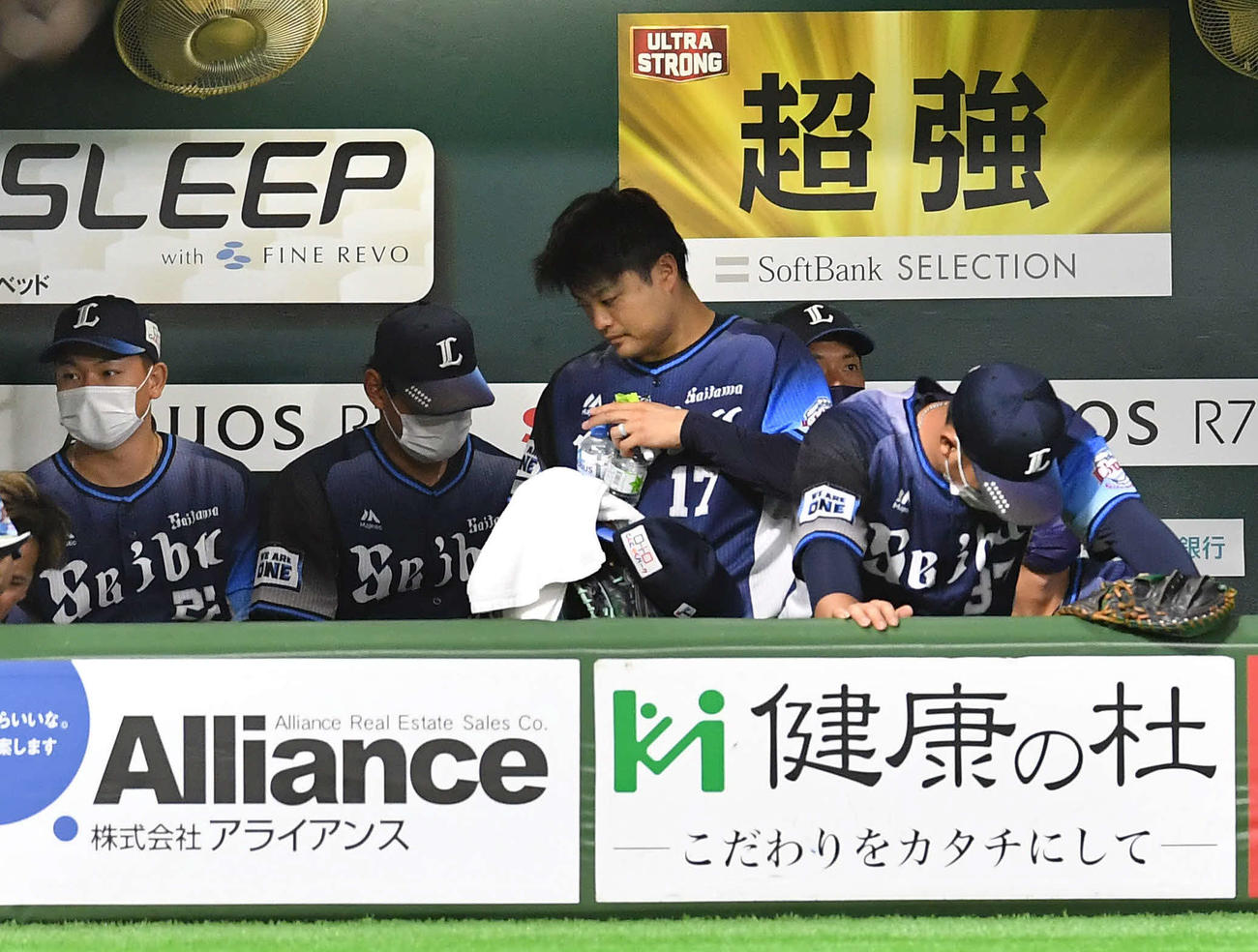 ソフトバンク対西武　7回裏終了後、松本（中央）は厳しい表情でベンチを後にする（撮影・岩下翔太）