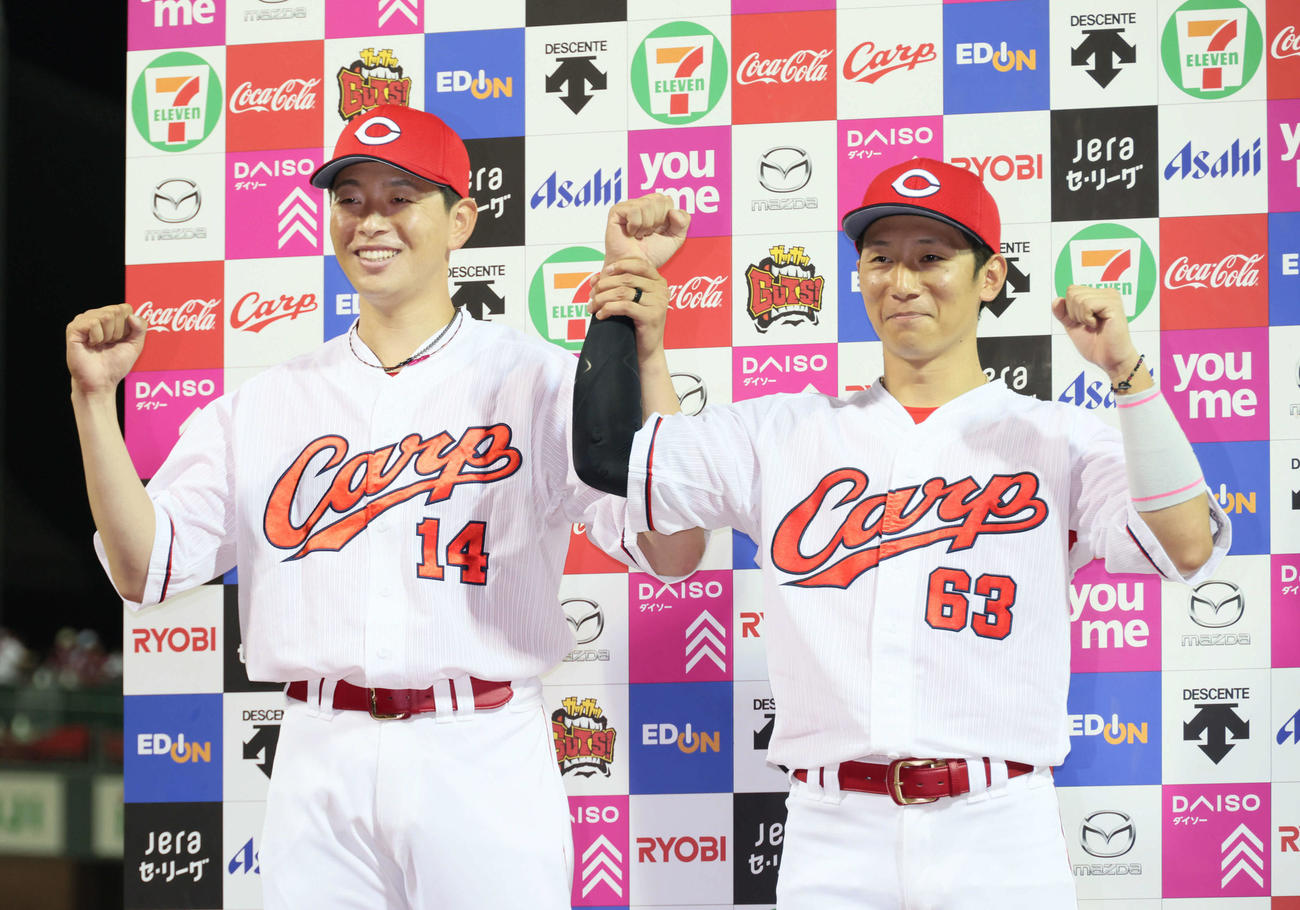広島対DeNA　お立ち台でポーズを決める大瀬良（左）と西川（撮影・加藤孝規）