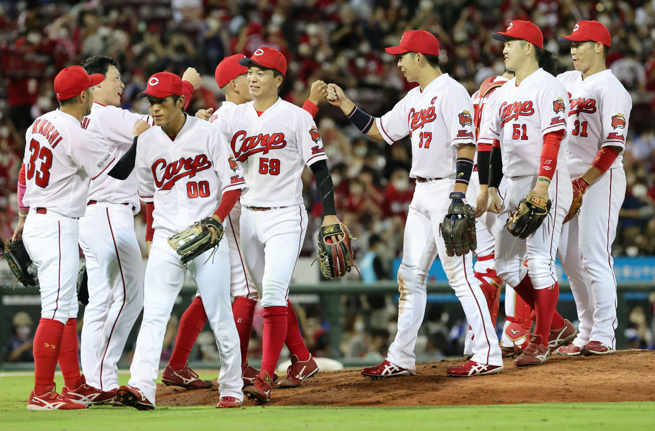 広島対DeNA　勝利を祝う広島ナイン（撮影・加藤孝規）