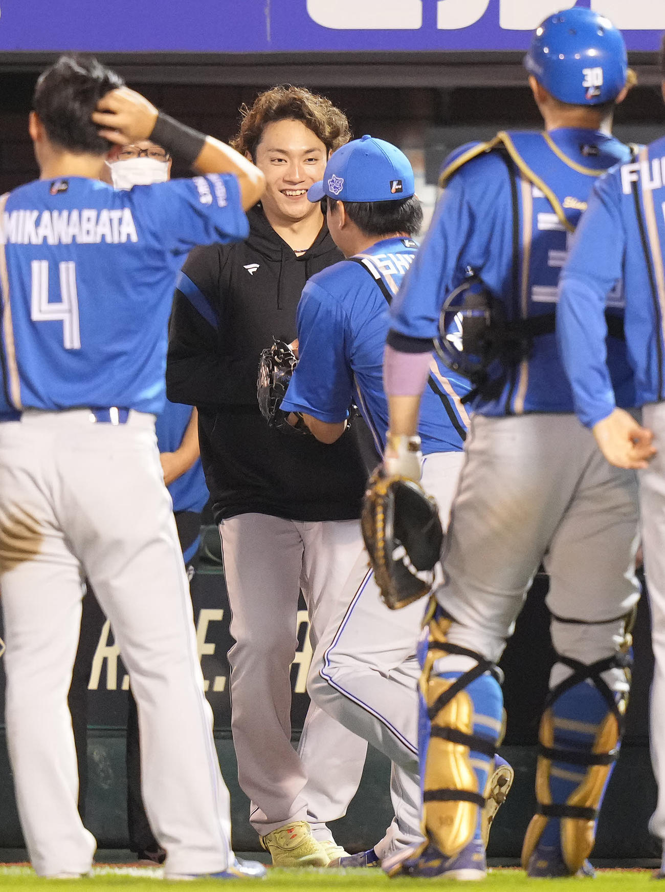 今季10勝目の日本ハム伊藤（中央）は石川からウイニングボールを受け取る（撮影・鈴木みどり）