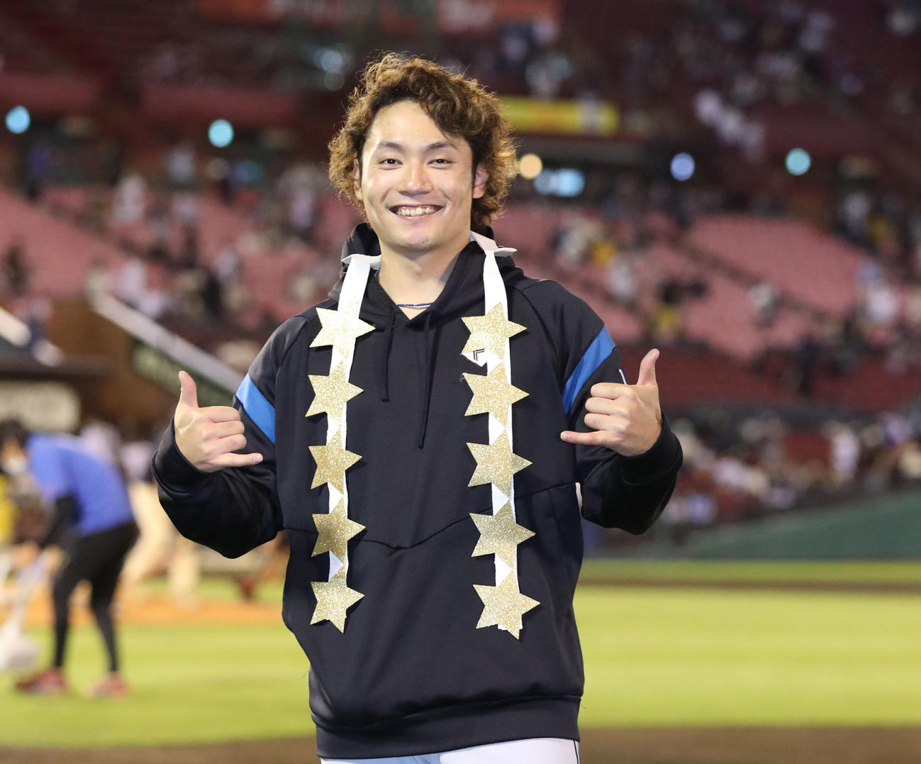 2年連続10勝を達成し笑顔でポーズを決める伊藤大海（撮影・佐藤翔太）