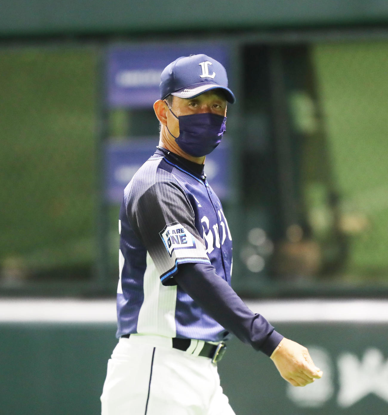 ソフトバンク対西武　7回裏ソフトバンク1死一、三塁、投手の交代を告げ、ベンチに戻る辻監督（撮影・屋方直哉）