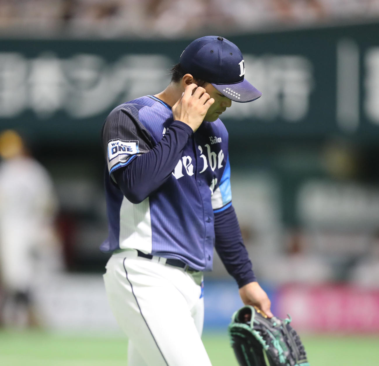ソフトバンク対西武　7回裏ソフトバンク1死一、三塁、マウンドを降りる松本（撮影・屋方直哉）
