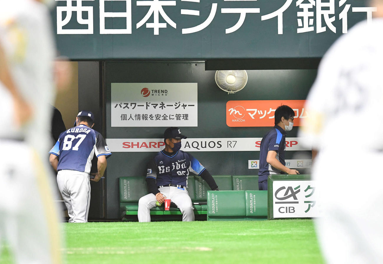 ソフトバンク対西武　ソフトバンクに敗れ、ベンチから引き揚げる辻監督（中央）ら西武ナイン（撮影・岩下翔太）