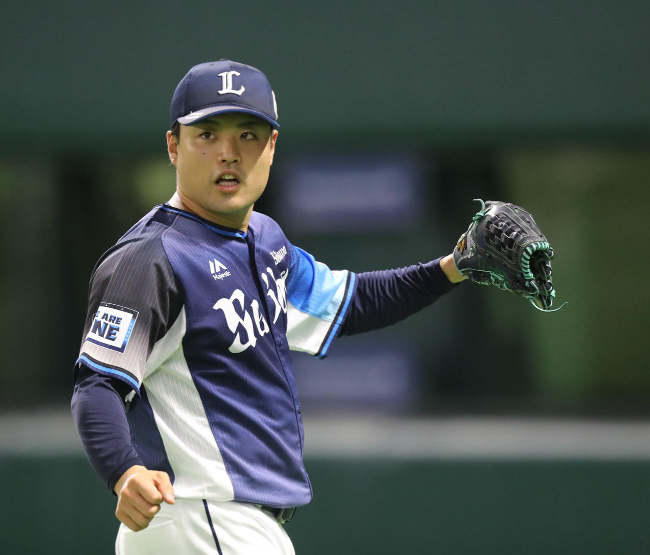 ソフトバンク対西武　1回裏を投げ終え、ベンチに戻る松本（撮影・屋方直哉）