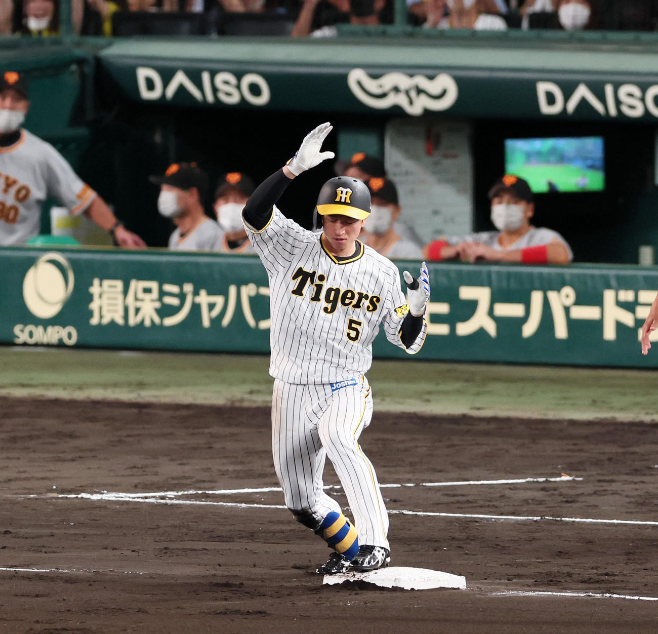 阪神対巨人　8回裏阪神1死二塁、近本の右越え適時三塁打を放つ（撮影・加藤哉）