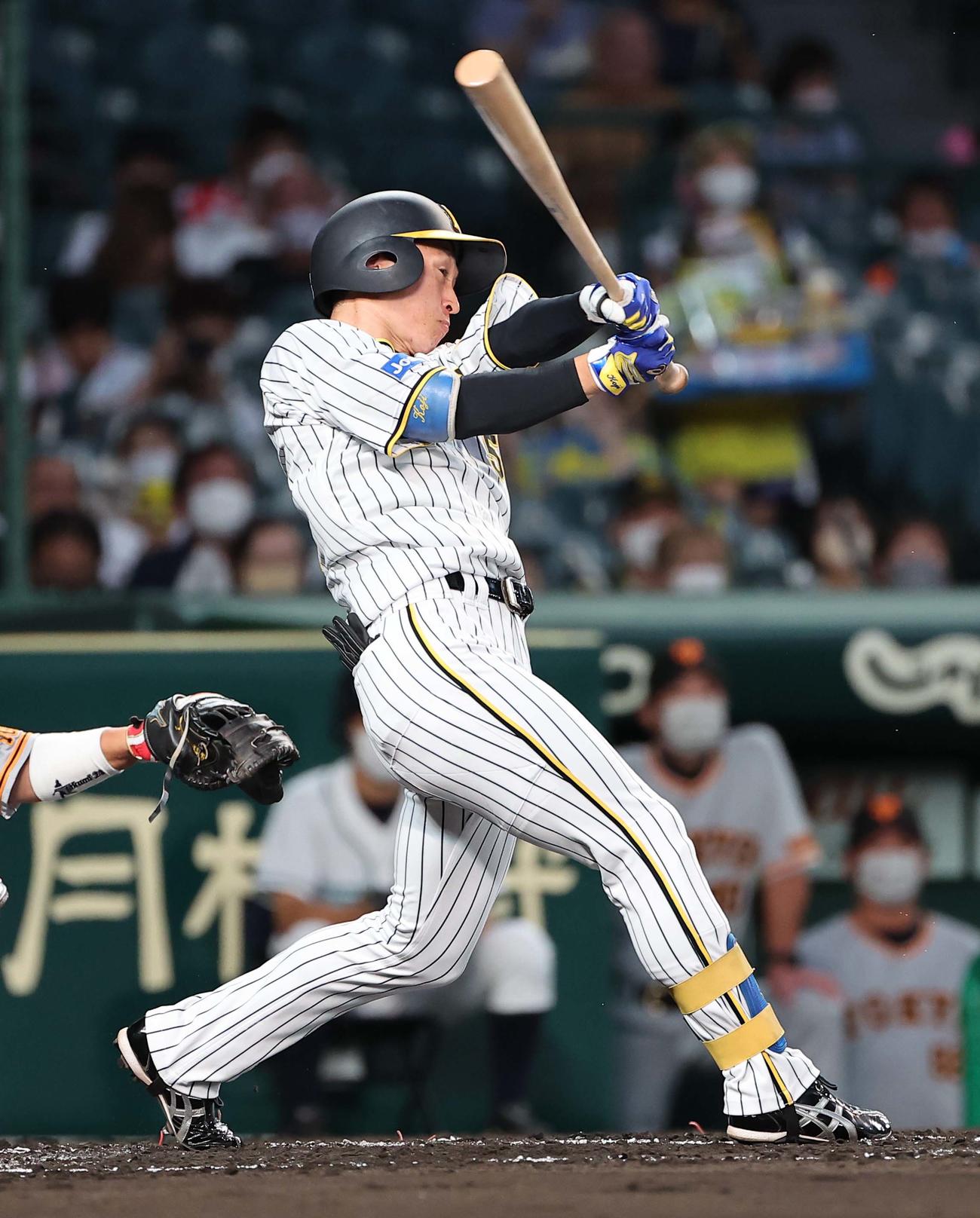 阪神対巨人　1回裏阪神1死一塁、近本は中前打を放つ（撮影・上田博志）