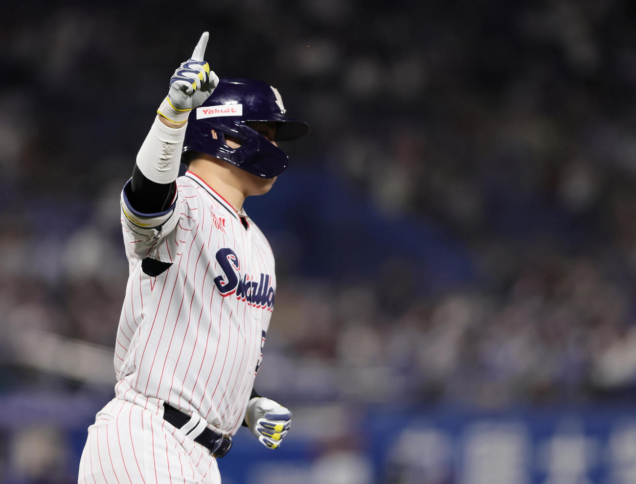 ヤクルト対中日　3回裏ヤクルト1死一、三塁、村上はシーズン50号となる右越え3点本塁打を放つ（撮影・足立雅史）