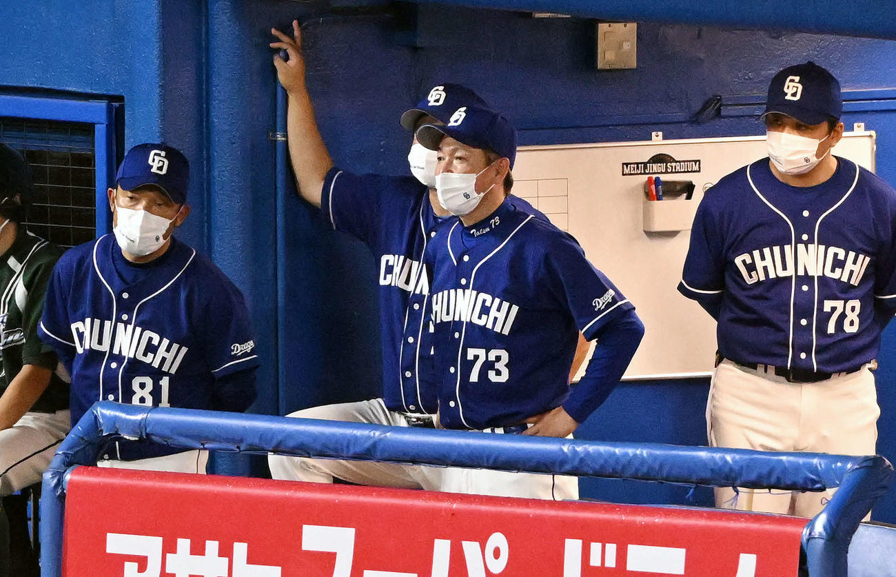 ヤクルト対中日　9回、戦況を見守る中日立浪監督（左から3人目）ら（撮影・滝沢徹郎）　