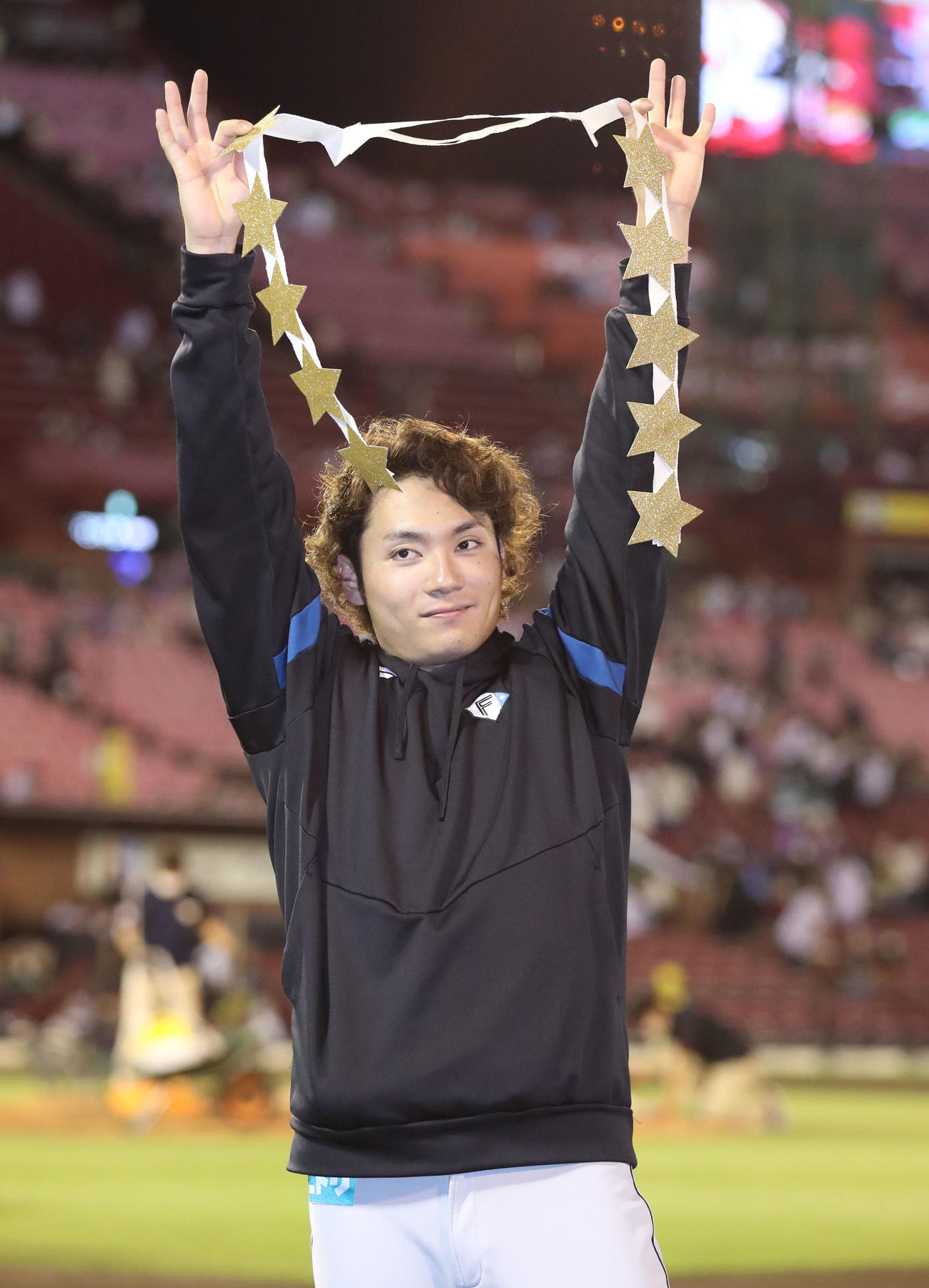 楽天対日本ハム　2年連続10勝を達成し笑顔でポーズを決める伊藤（撮影・佐藤翔太）
