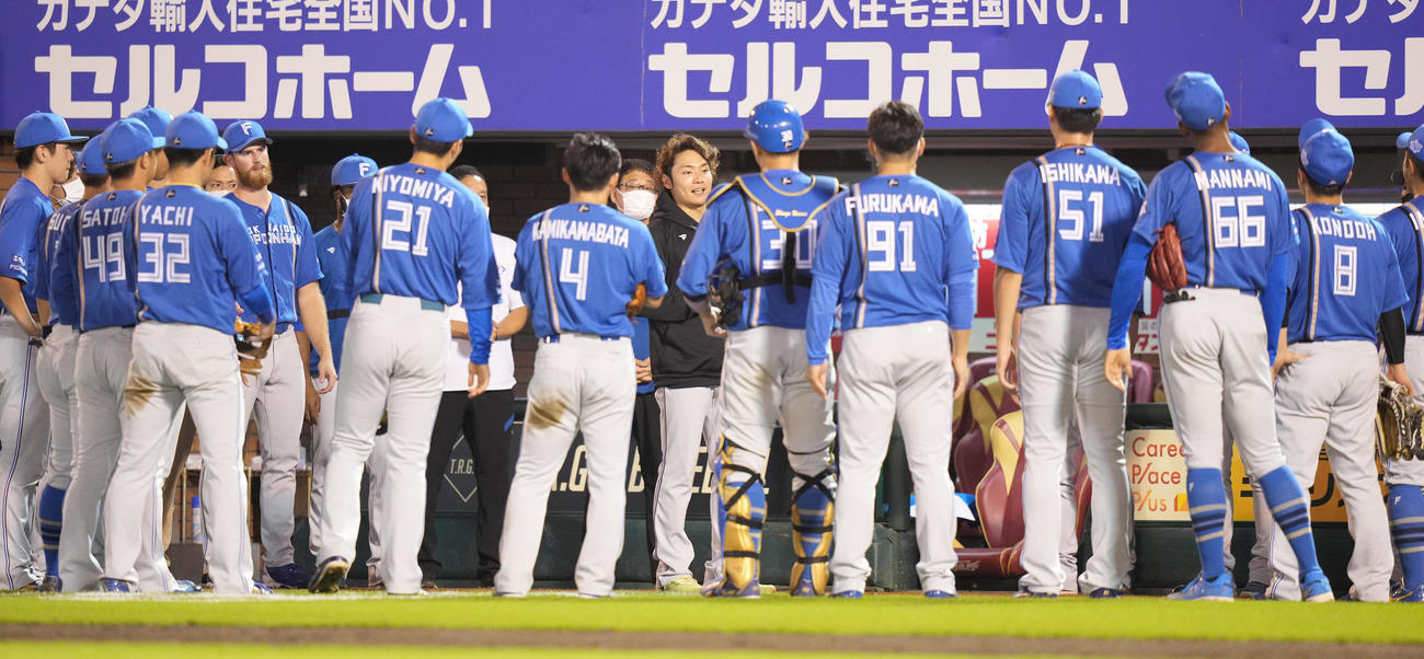 楽天対日本ハム　今季10勝目の日本ハム伊藤（中央）は円陣で話す（撮影・鈴木みどり）