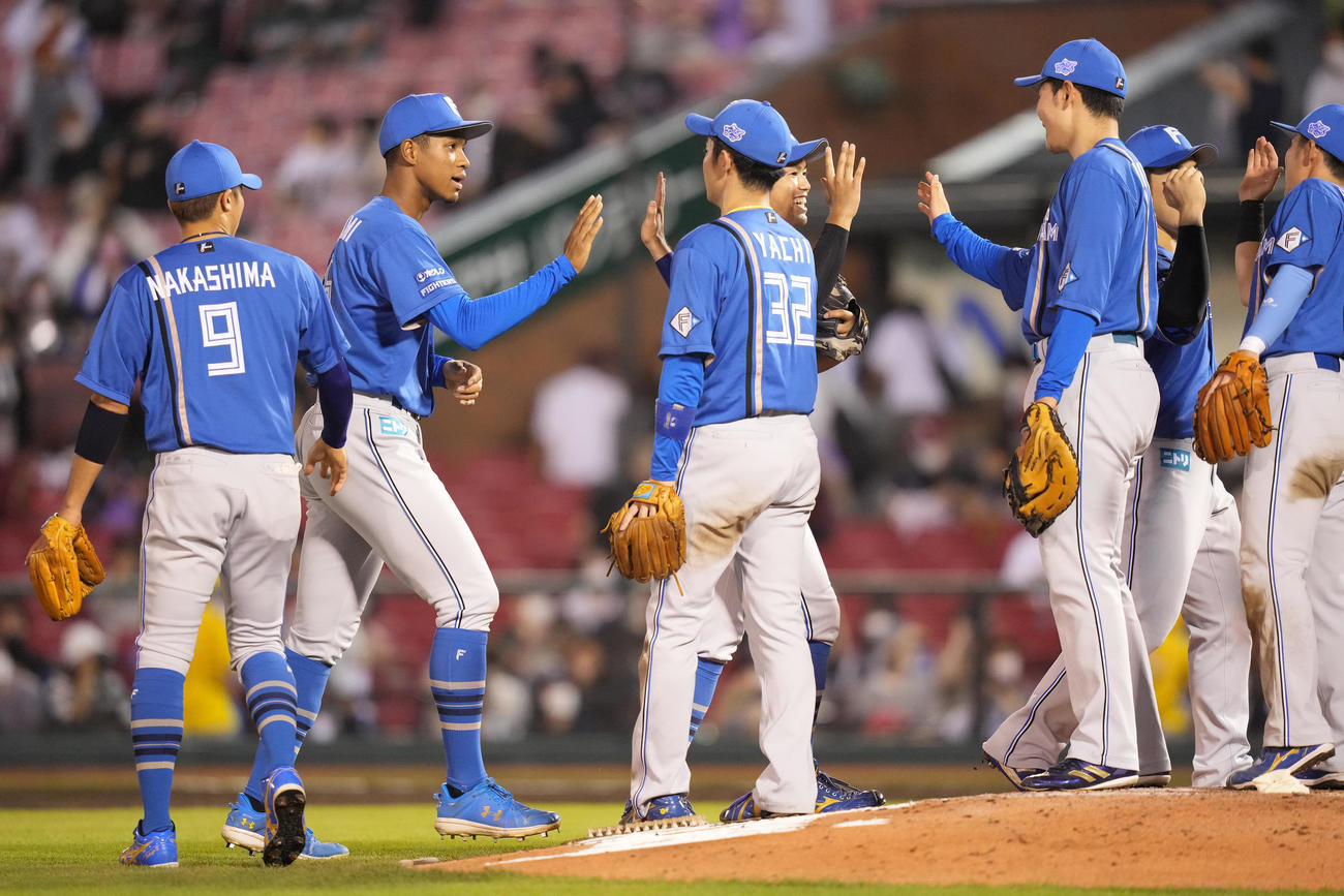 楽天対日本ハム　楽天に勝利しタッチを交わす万波（左から2人目）ら日本ハムナイン（撮影・鈴木みどり）