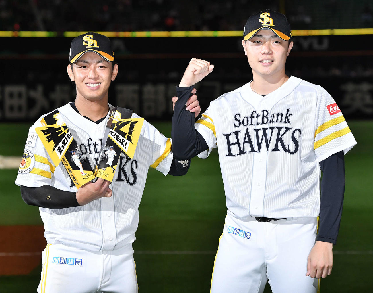 ソフトバンク対西武　西武に勝利し、笑顔でガッツポーズする今宮（左）と松本（撮影・岩下翔太）