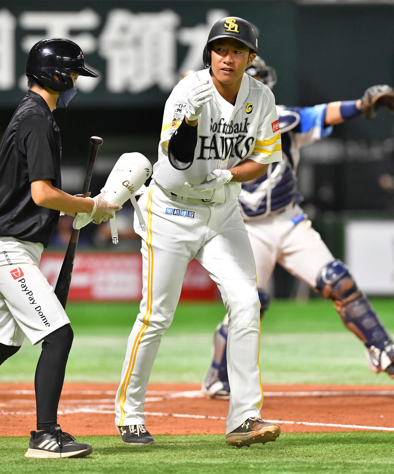 ソフトバンク対西武　7回裏ソフトバンク無死、四球で出塁する柳田（撮影・岩下翔太）